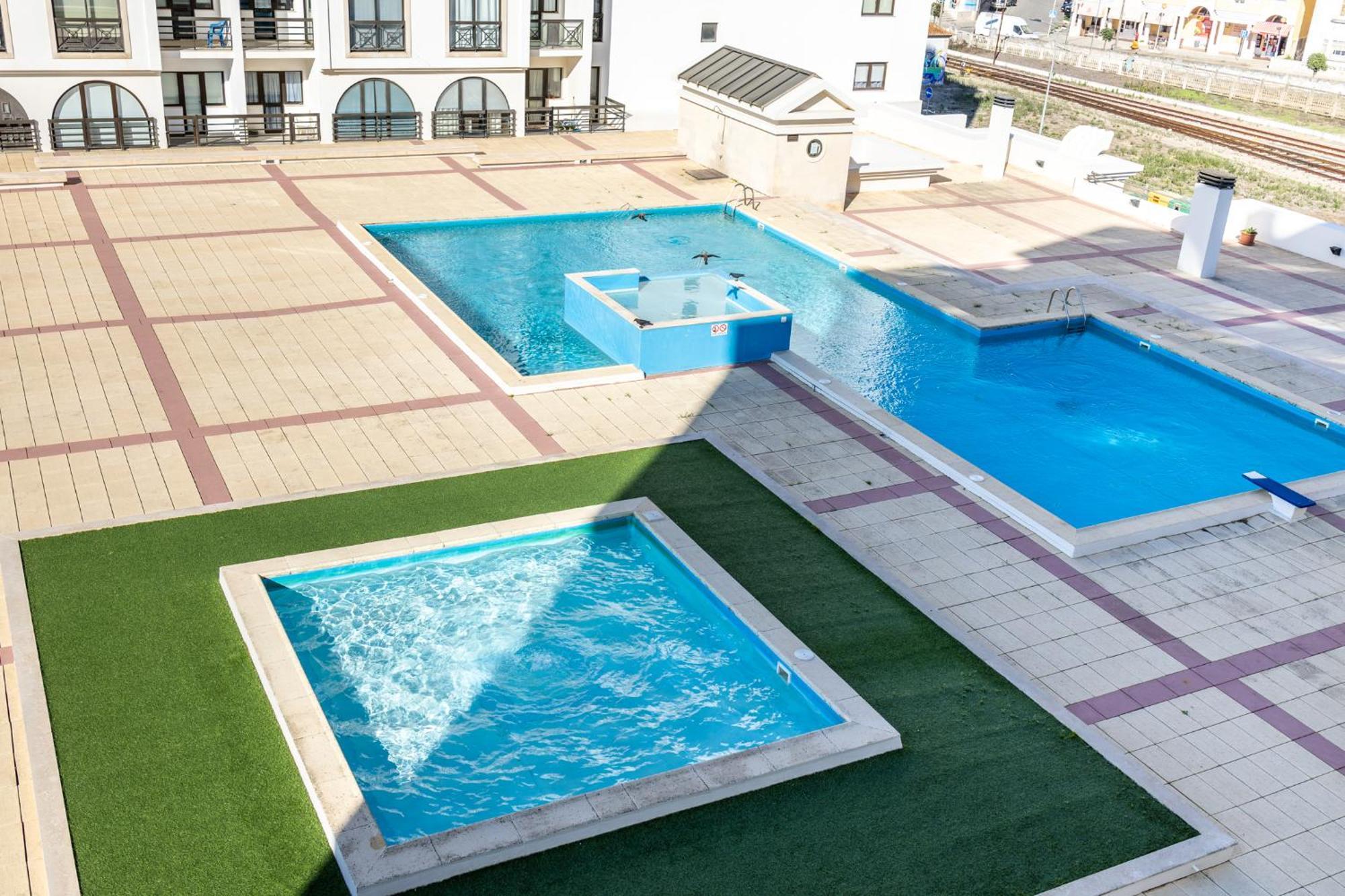 Beachfront 3Bdr Apt On Marginal Boulevard São Martinho do Porto Esterno foto