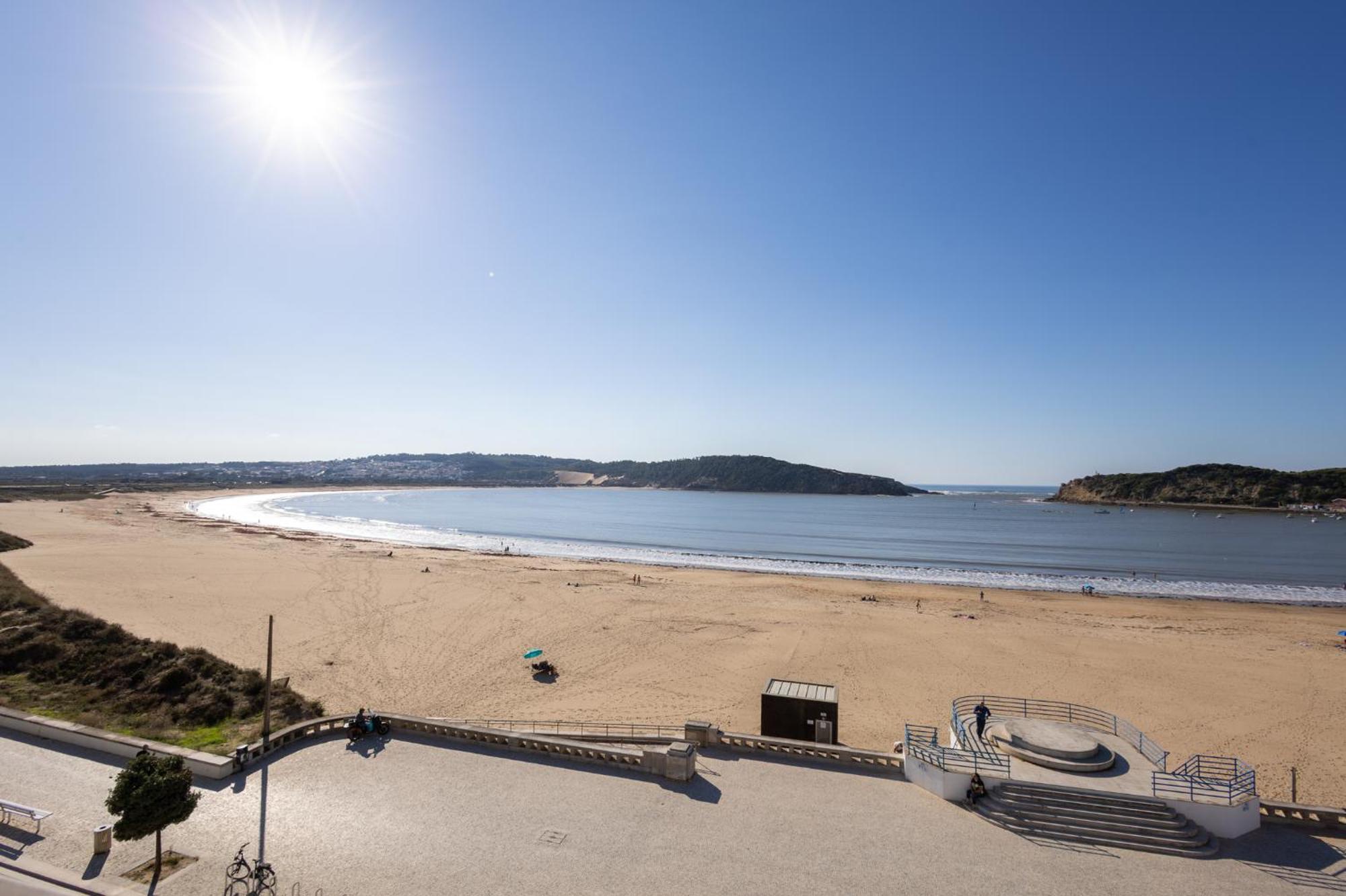 Beachfront 3Bdr Apt On Marginal Boulevard São Martinho do Porto Esterno foto