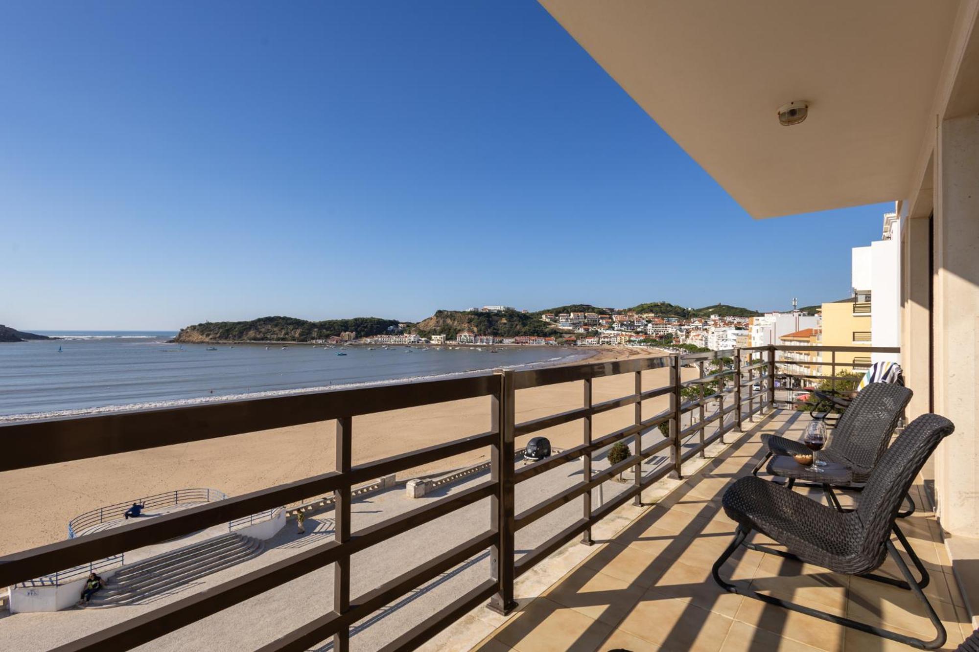 Beachfront 3Bdr Apt On Marginal Boulevard São Martinho do Porto Esterno foto
