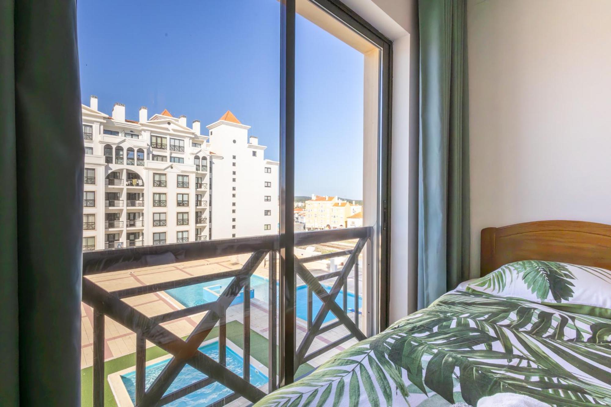 Beachfront 3Bdr Apt On Marginal Boulevard São Martinho do Porto Esterno foto